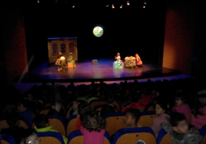Fotografías XXIII Muestra de Teatro. Representación para Centros Educativos Obra: Brujas, madrinas y el Cofre de los deseos. Año 2017